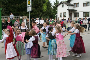 Die SGE-Kindertanzgruppebei Ihrem Auftritt beim Maibaumaufstellen in Edelshausen