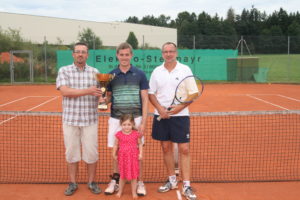 von links der zweite Vorsitzende der SGE Friedrich Hora, der alte und neue Vereinsmeister Christian Ahle mit Tochter Melanie und Pokal und Finalist Oswald Prummer