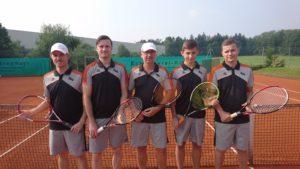 Die erstmals in dieser Saison siegreichen Tennisherren der SG Edelshausen: Von links Christian Ahle, Tobias Nabe, Oswald Prummer, Fabian Brucklacher und Thomas Sutner.