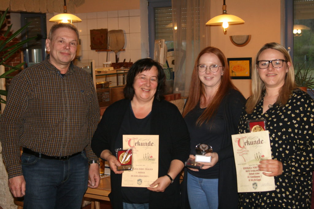 Von links Abteilungsleiter Ernst Dreher, Sportwartin Gerda Baumngartner, Kassierin Michaela Weichselbaumer und die beste Keglerin Steffi Achter