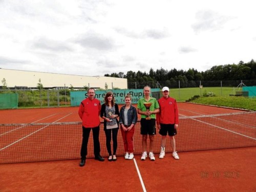 Abteilungsleiter Oswald Prummer (links)
Vereinsmeisterin Isabell Widmann (2. von links)
Finalistin Laura Ziegltrum (Mitte)
Vereinsmeister Hardy Kleinschmidt (2. von rechts)
Finalist Christian Ahle (rechts) Vereinsmeisterschaft 2012